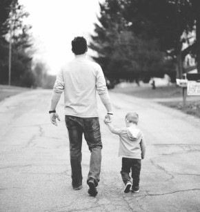 Почему мужчины все чаще уклоняются от отцовских обязанностей?