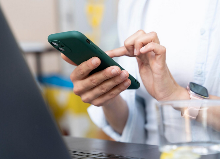 Стоит ли проверять телефон партнера: увидим с разных сторон